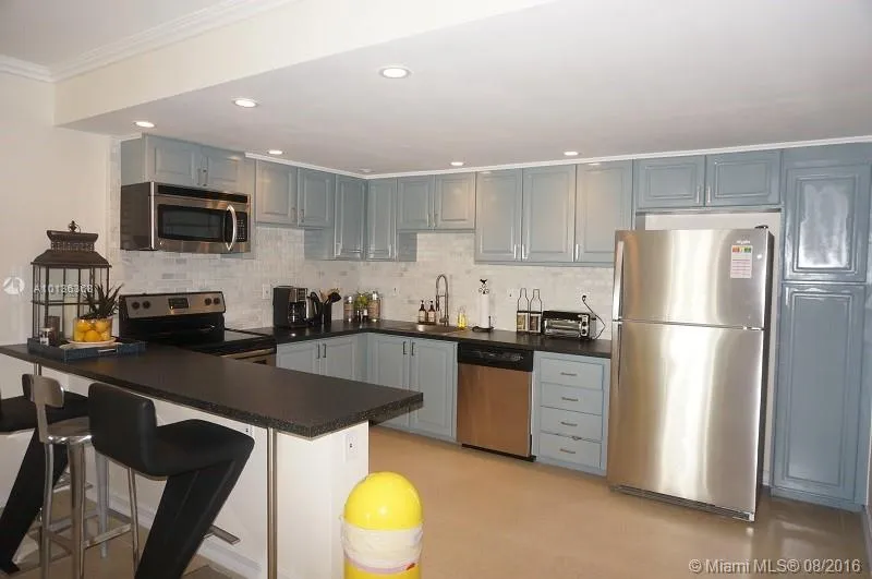1 bedroom 1 bath for rent at 19370 COLLINS AV SEASONAL # 923, Sunny Isles Beach FL 33160