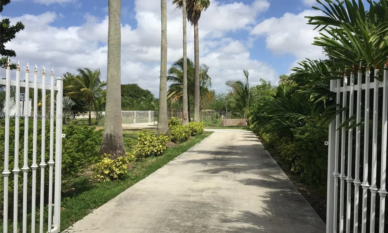 12401 SW 45th St, Miami FL 33175