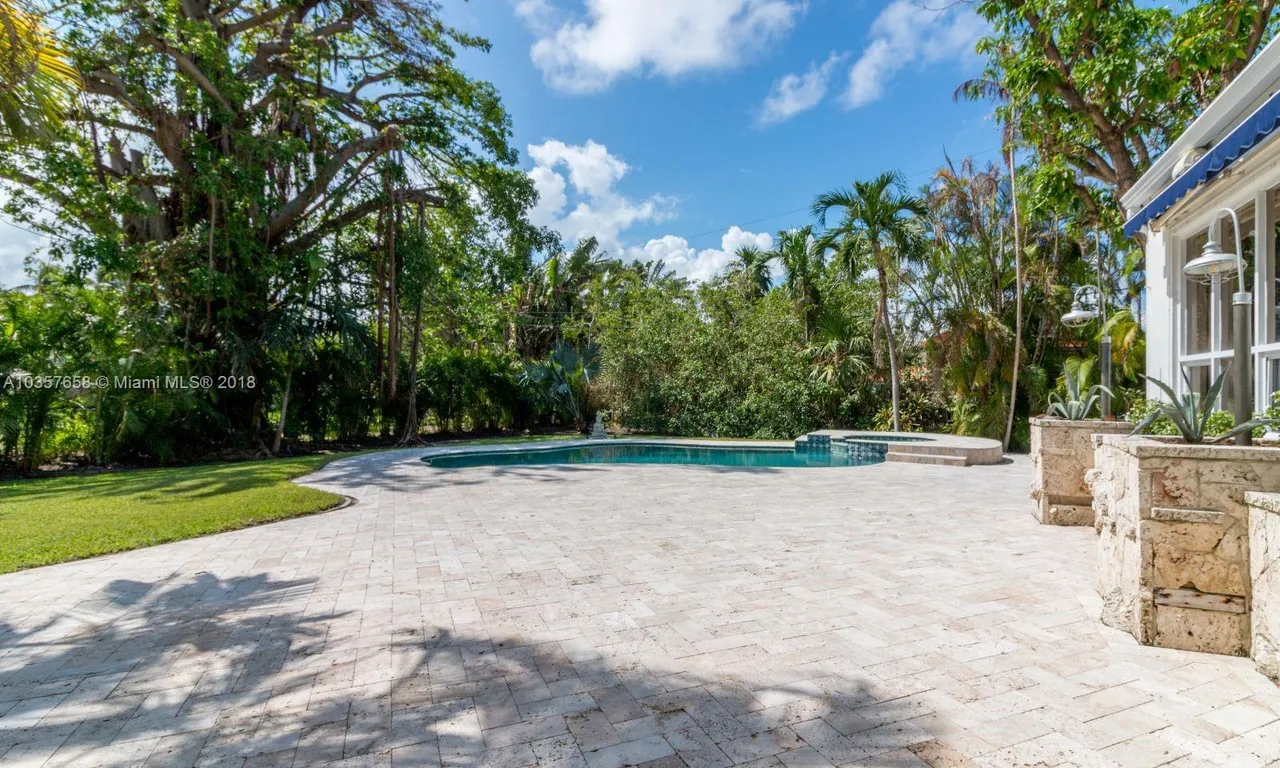 3738 Pine Tree Dr, Miami Beach FL 33140