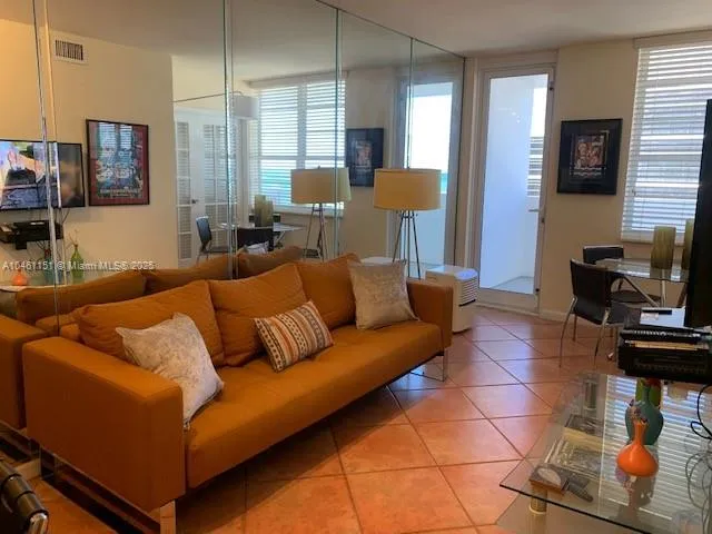 1 bedroom 1 bath for rent at 100 Lincoln Rd # 1129, Miami Beach FL 33139