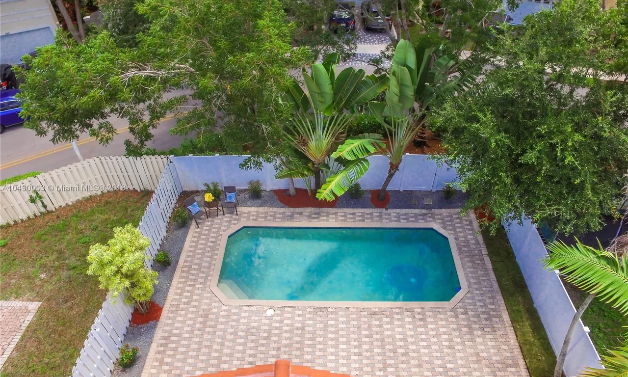 4 bedroom 2 bath for sale at 955 Azure Ln, Weston FL 33326