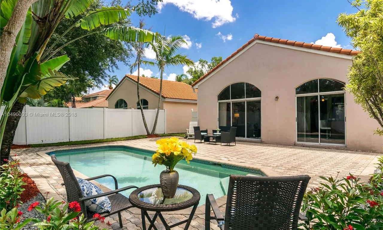 955 Azure Ln, Weston FL 33326
