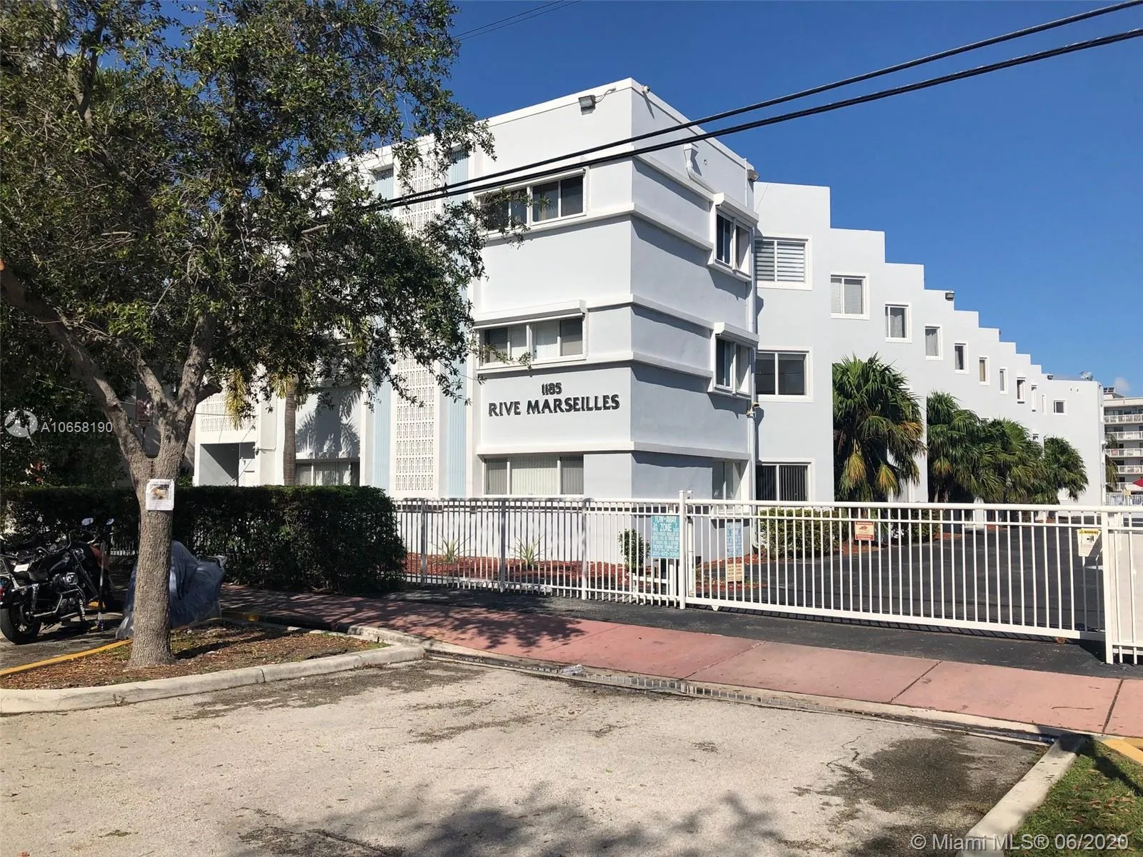 1 bedroom 1 bath for sale at 1185 Marseille Dr # 209, Miami Beach FL 33141