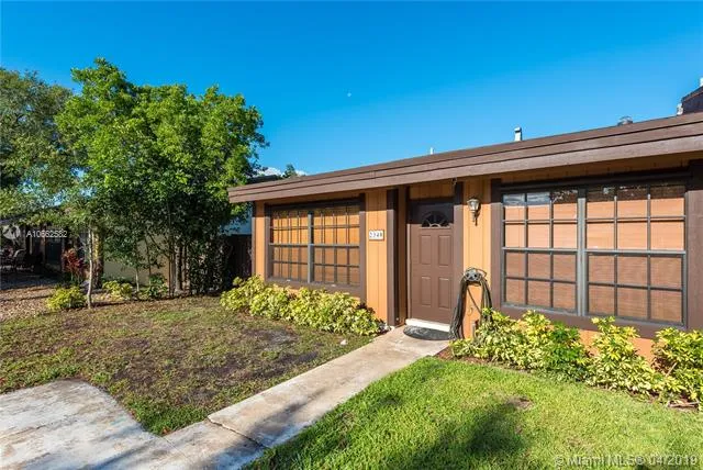 2 bedroom 2 bath for sale at 2340 Evergreen Ct, Pembroke Pines FL 33026