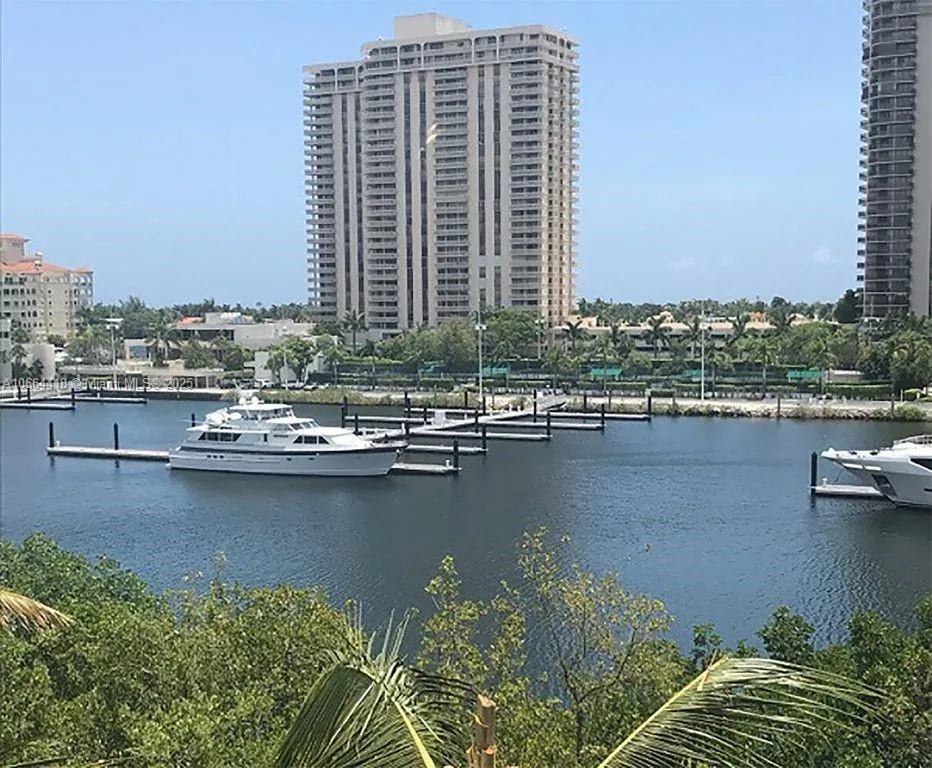 2 bedroom 2 bath for rent at 19701 E Country Club Dr # 5606, Aventura FL 33180