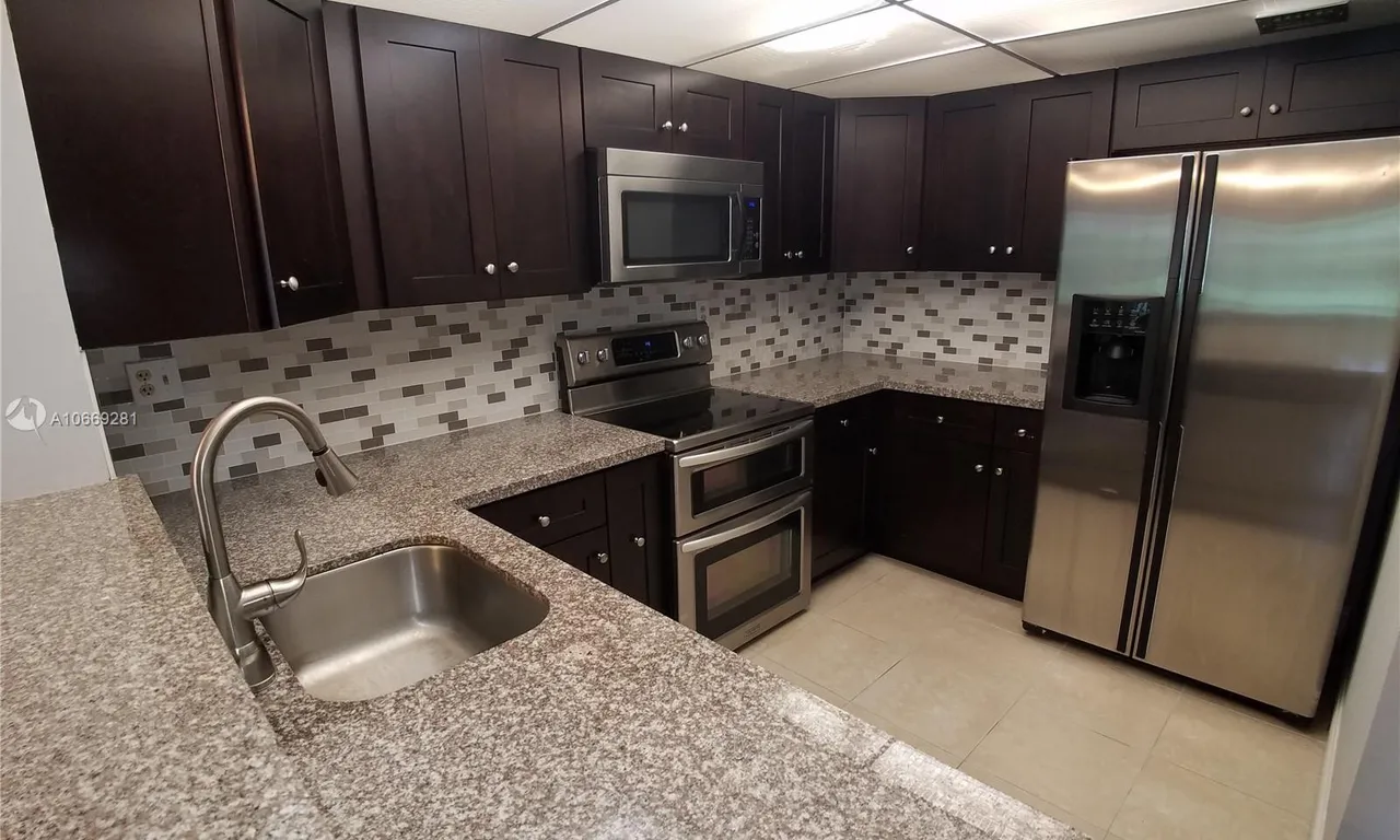 3 bedroom 2 bath for sale at 9050 NW 28th St # 114, Coral Springs FL 33065