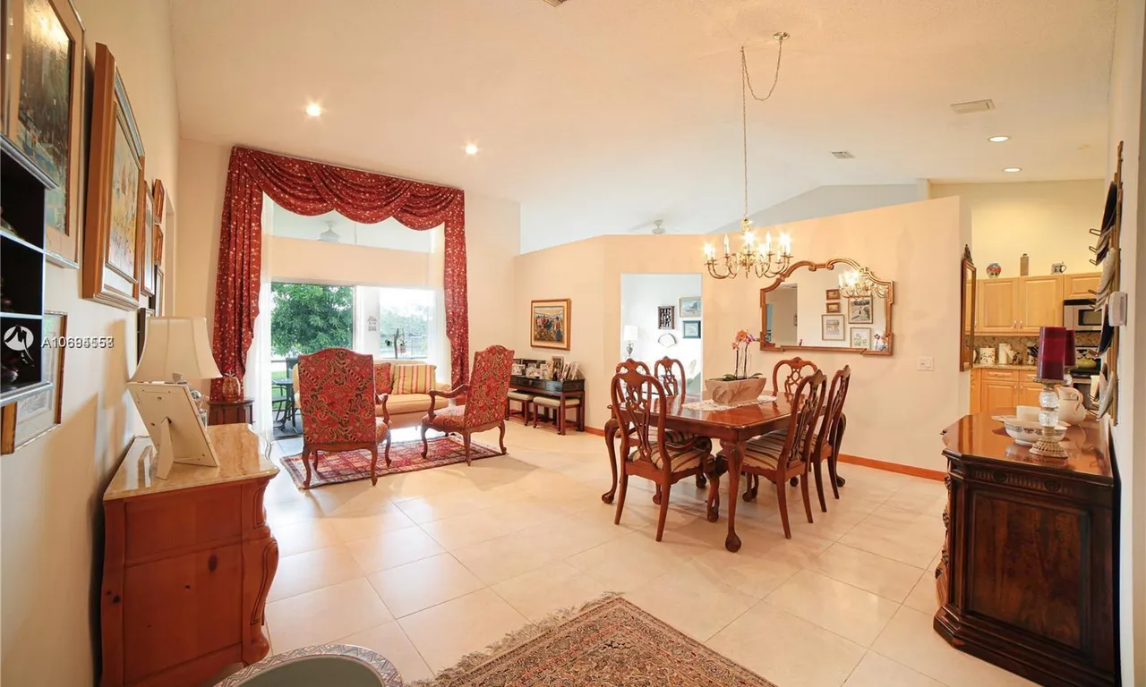 370 Carrington Dr, Weston FL 33326