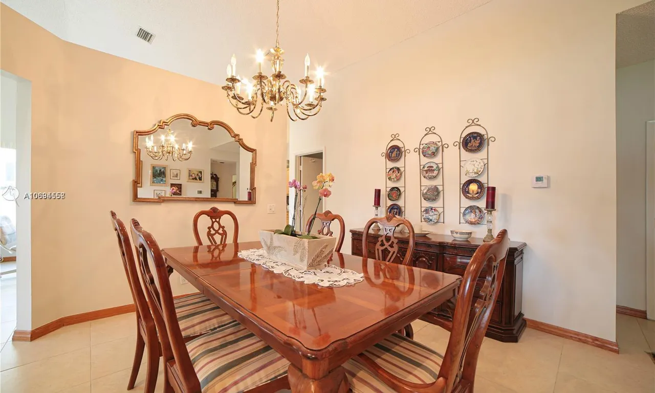 370 Carrington Dr, Weston FL 33326