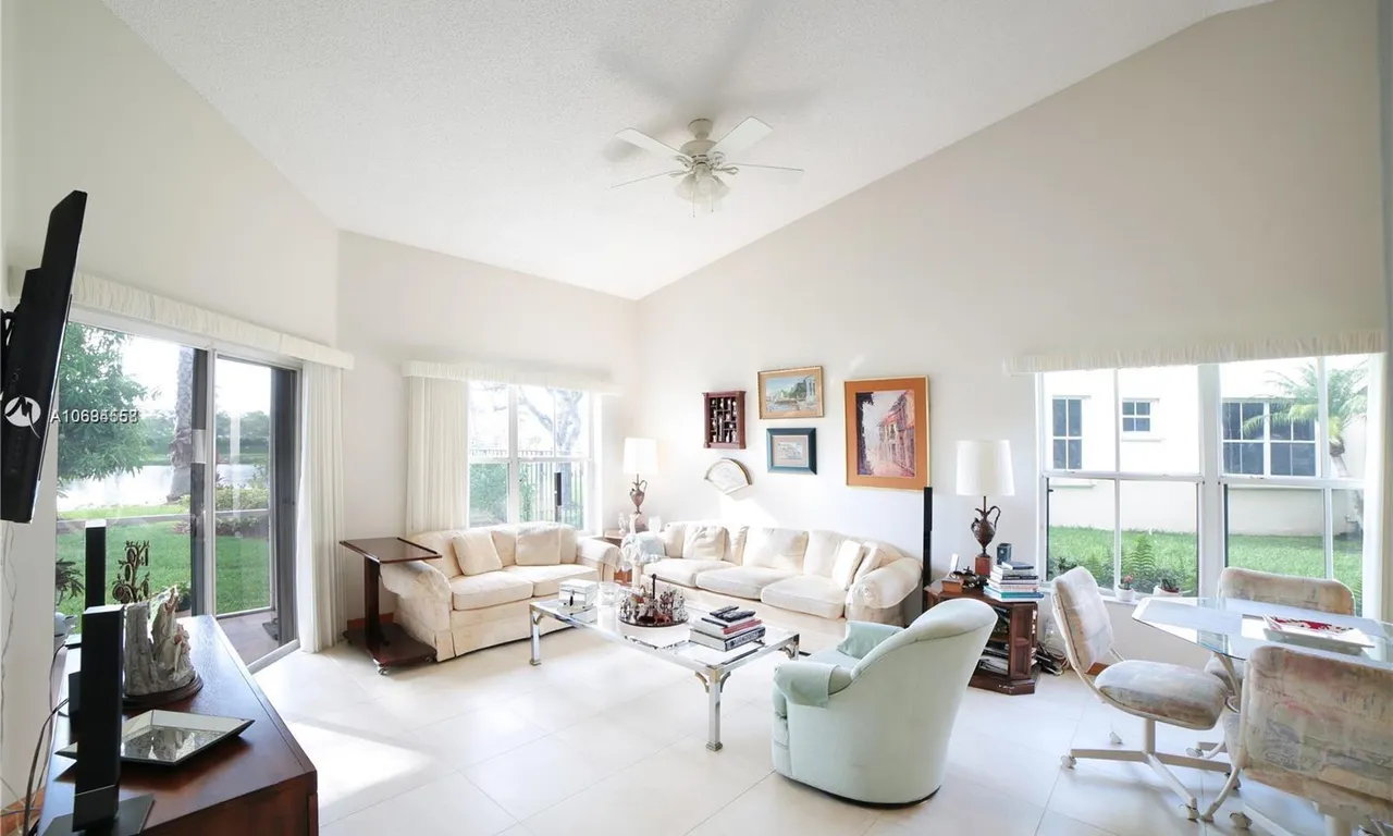 370 Carrington Dr, Weston FL 33326