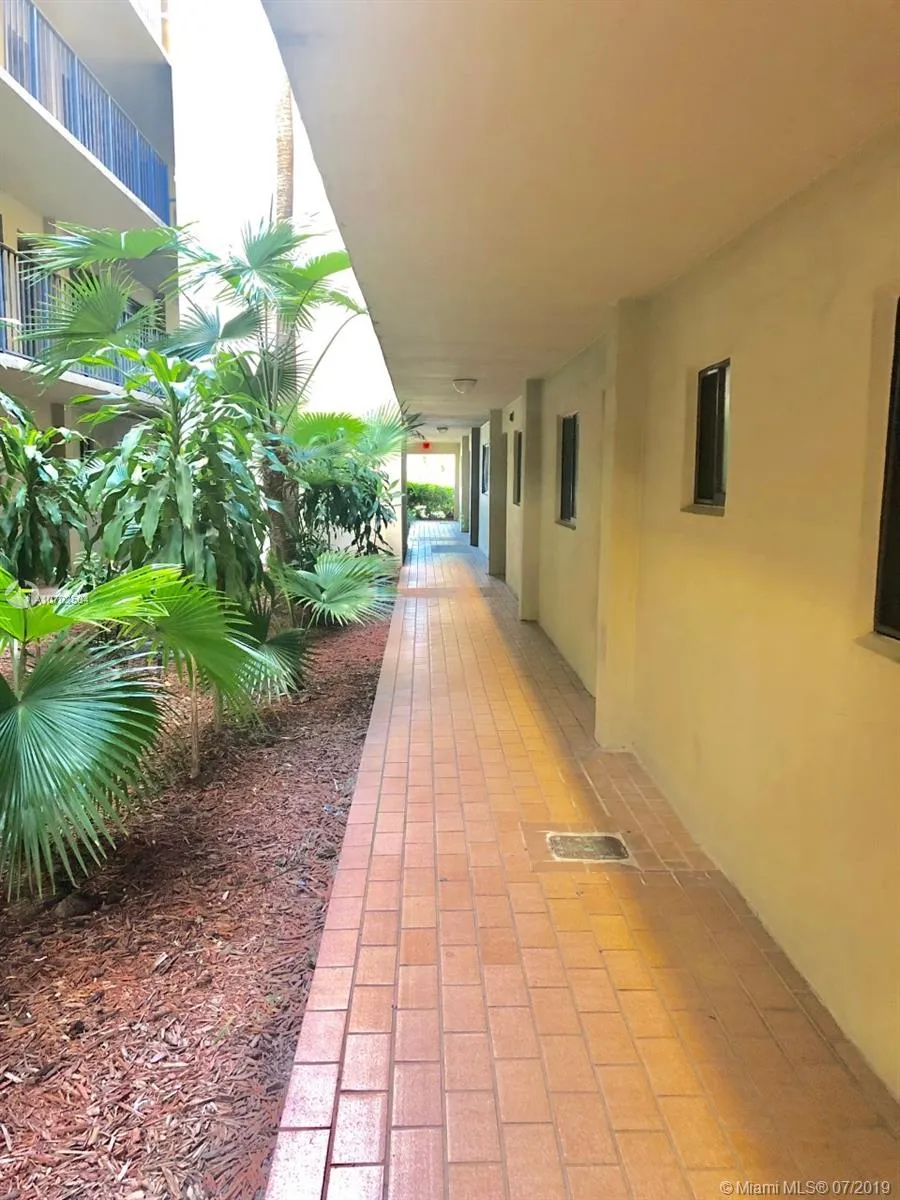 8635 NW 8th St # 103, Miami FL 33126