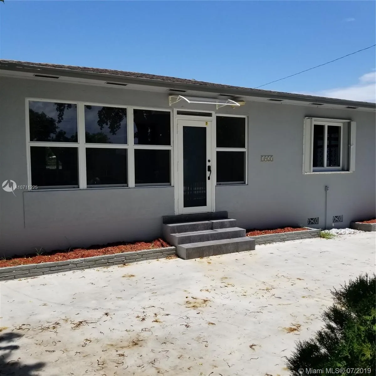2 bedroom 1 bath for sale at 1923 Dewey St, Hollywood FL 33020