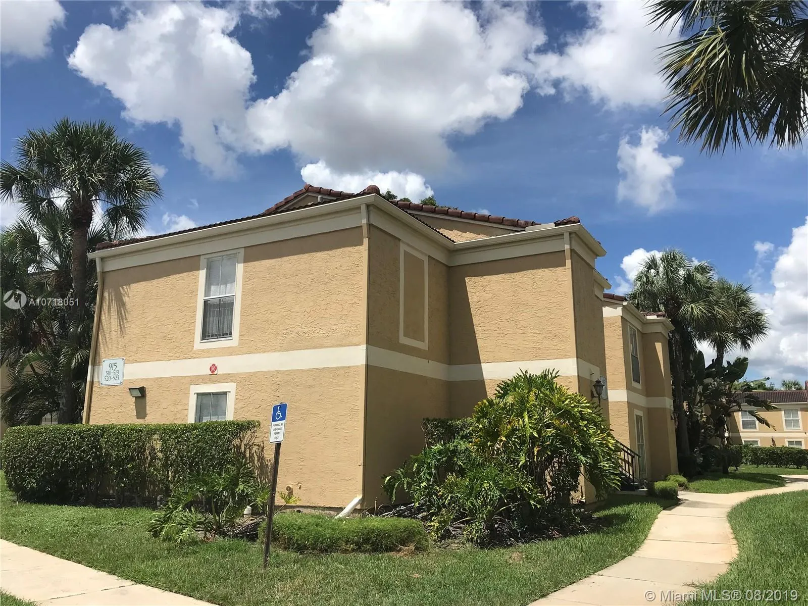 2 bedroom 2 bath for sale at 915 Riverside Dr # 513, Coral Springs FL 33071