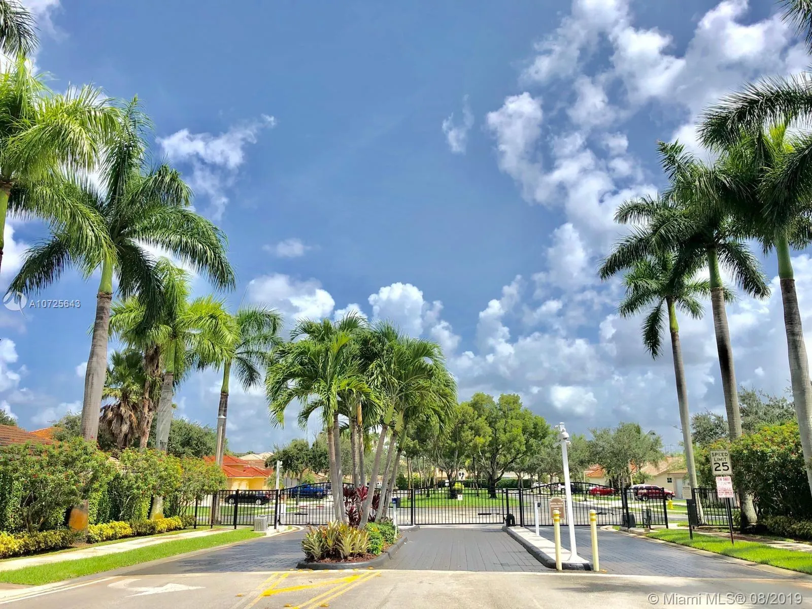 281 W Royal Cove Cir, Davie FL 33325