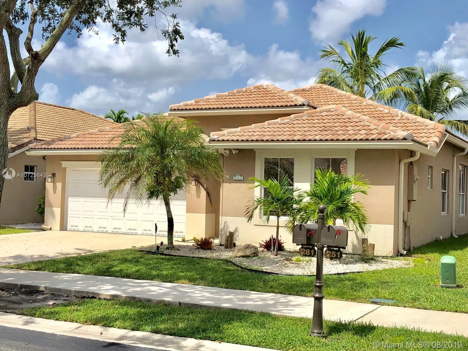 281 W Royal Cove Cir, Davie FL 33325