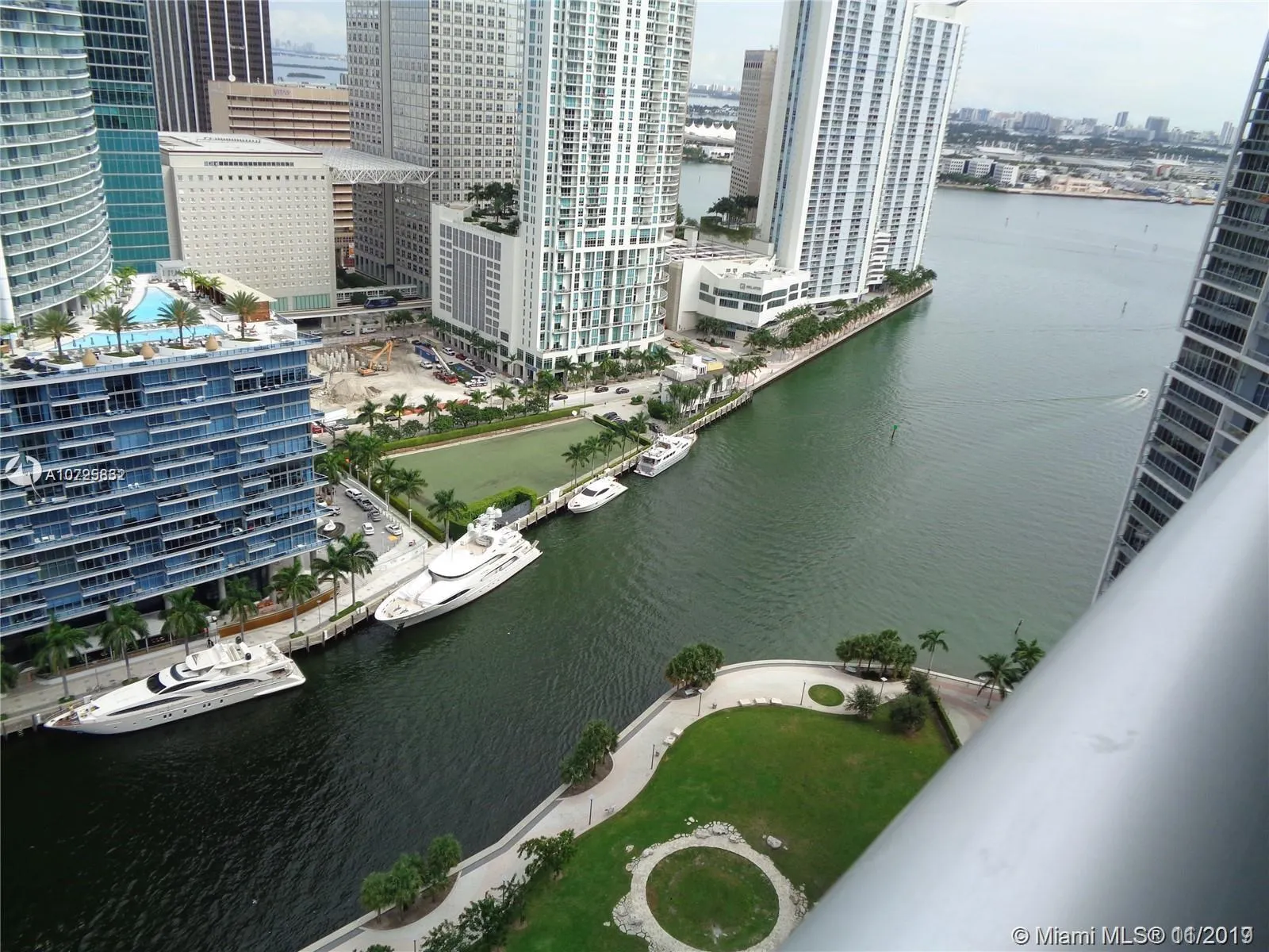 1 bedroom 1 bath for sale at 485 Brickell Ave # 3703, Miami FL 33131