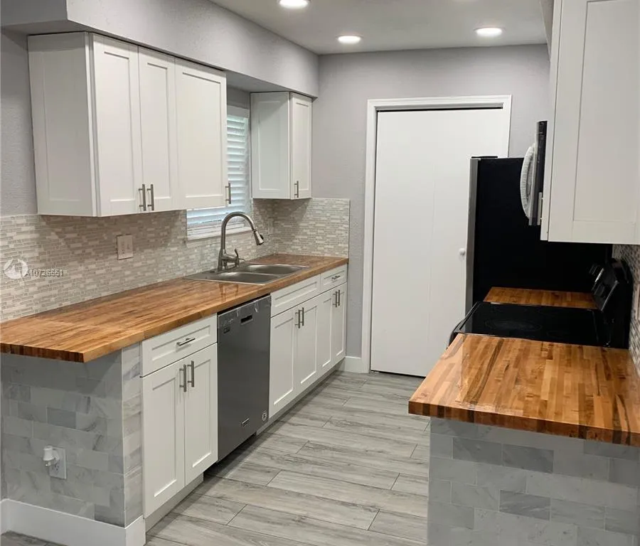 2 bedroom 1 bath for sale at 833 Riverside Dr # 830, Coral Springs FL 33071