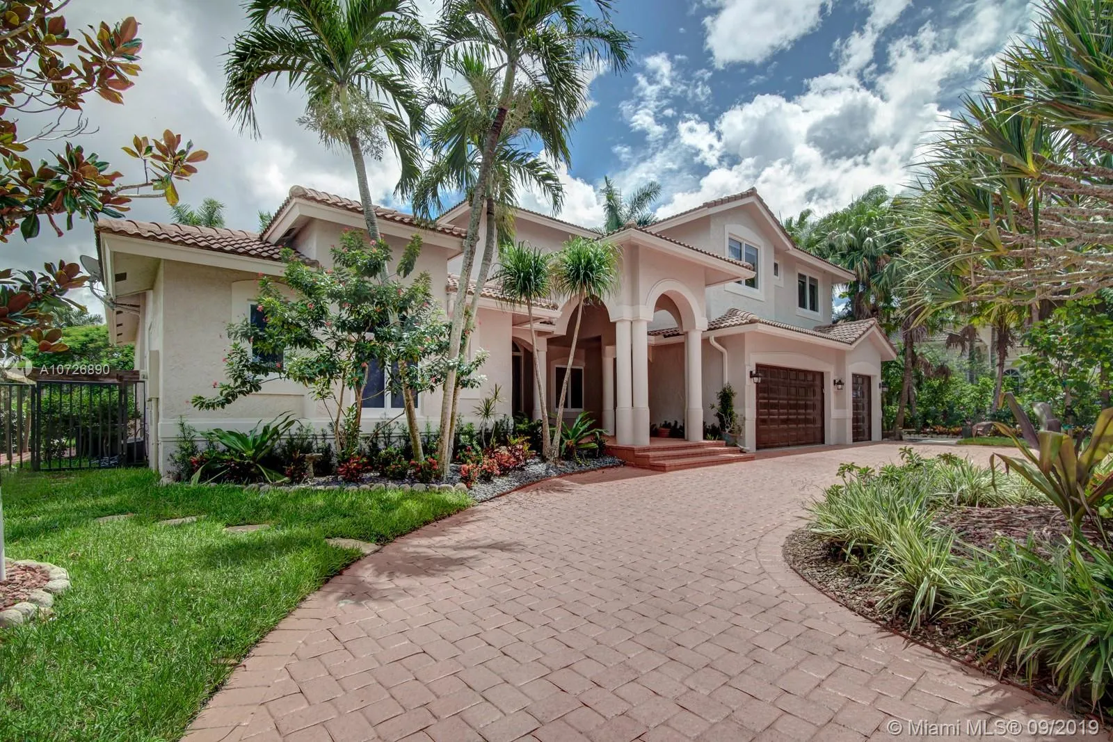 6 bedroom 4 bath for sale at 2481 Provence Cir, Weston FL 33327