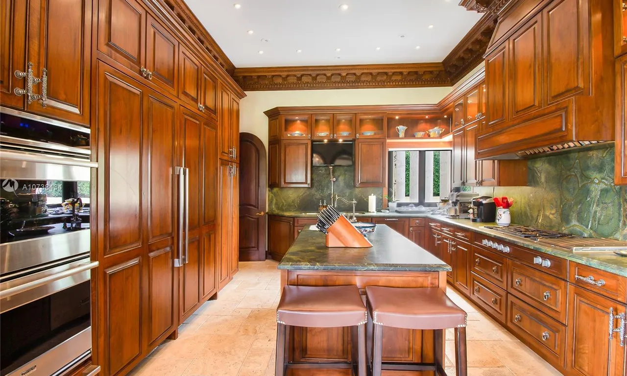 921 N Venetian Dr, Miami FL 33139