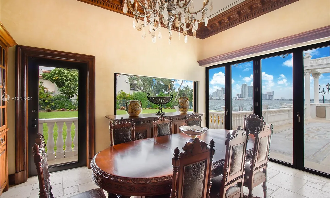 921 N Venetian Dr, Miami FL 33139