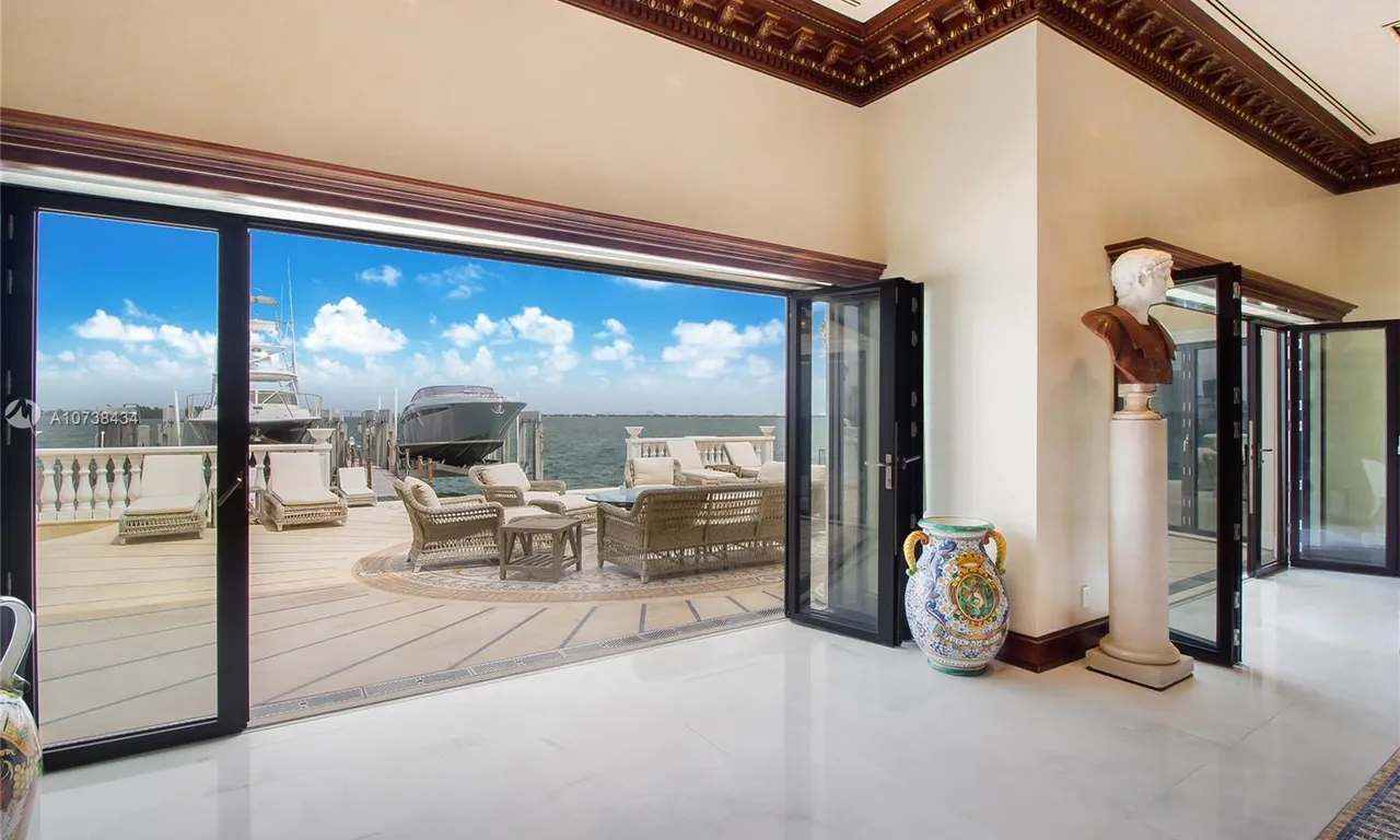 921 N Venetian Dr, Miami FL 33139