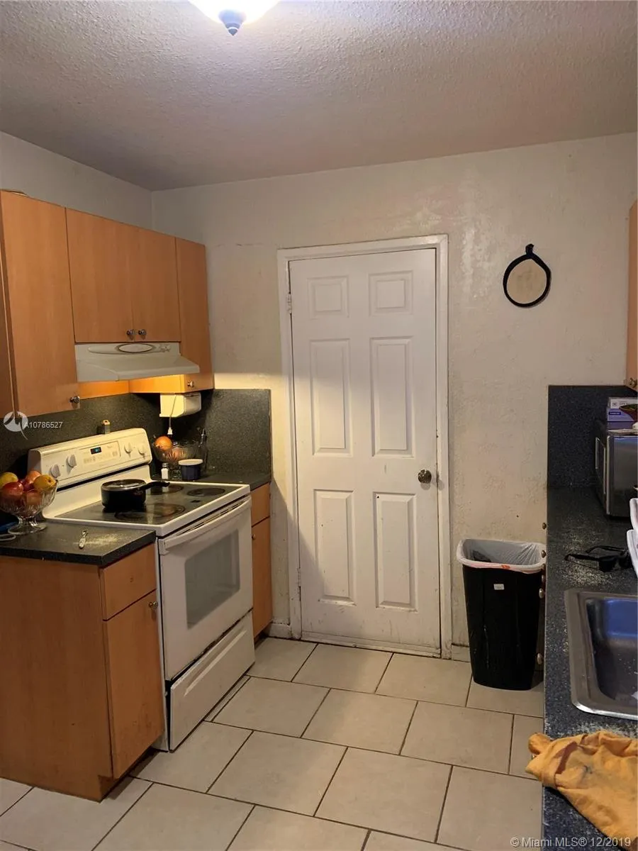 1741 NW 44th St, Miami FL 33142