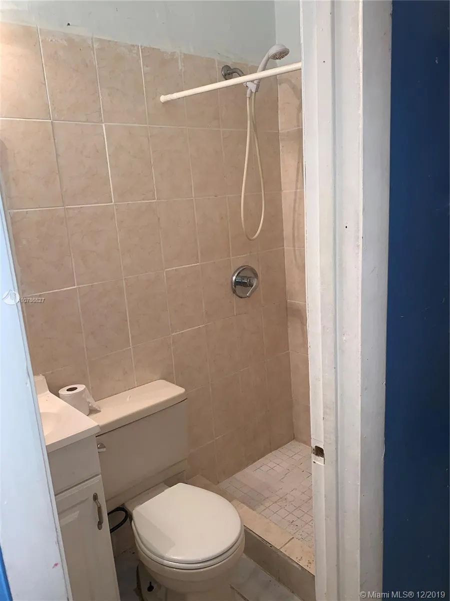 1741 NW 44th St, Miami FL 33142