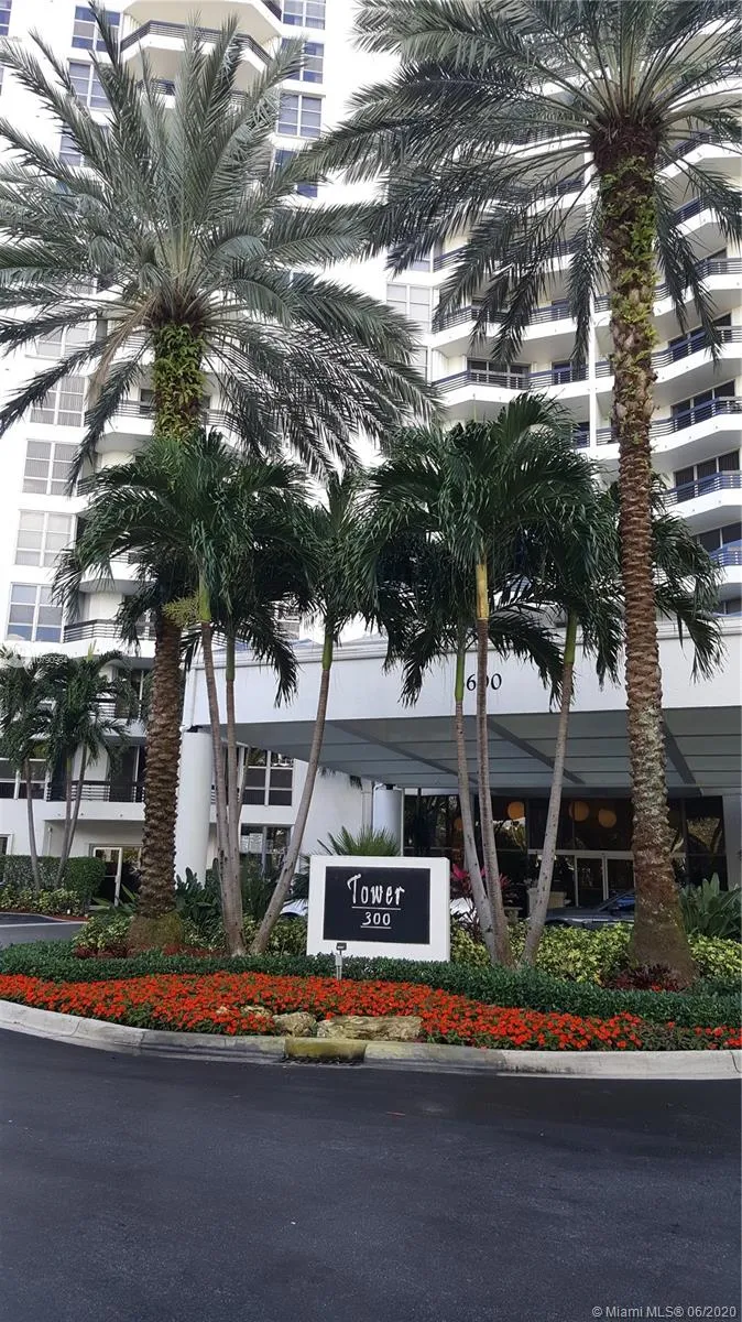 3600 Mystic Pointe Dr # 910, Aventura FL 33180