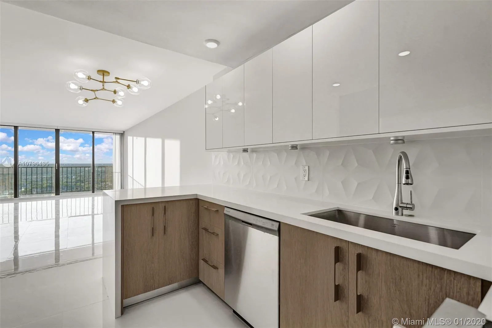 1 bedroom 1 bath for sale at 2401 S Ocean Dr # B6, Hollywood FL 33019