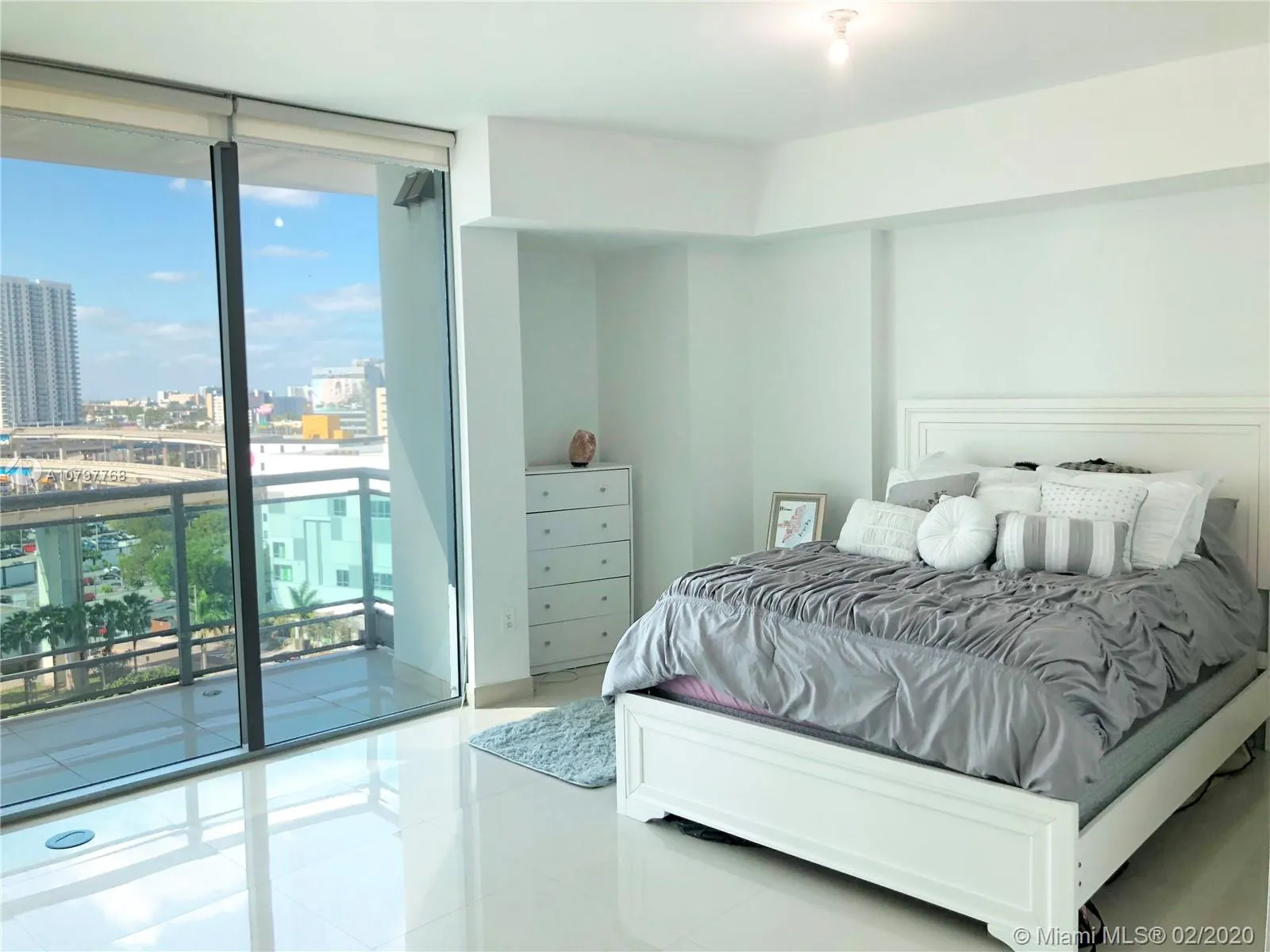 1 bedroom 1 bath for sale at 350 S Miami Ave # 1215, Miami FL 33130