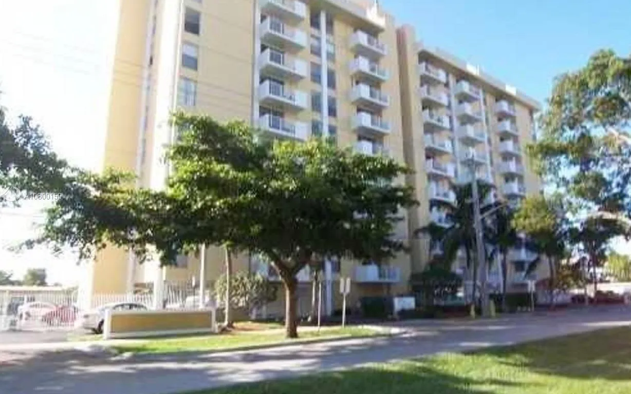 2 bedroom 2 bath for sale at 2000 NE 135th St # 504, North Miami FL 33181