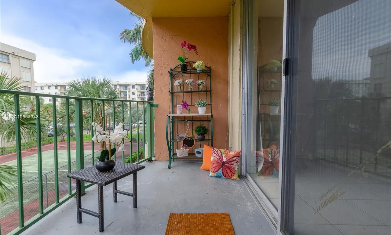 1 bedroom 1 bath for sale at 9310 Fontainebleau Blvd # 309, Miami FL 33172