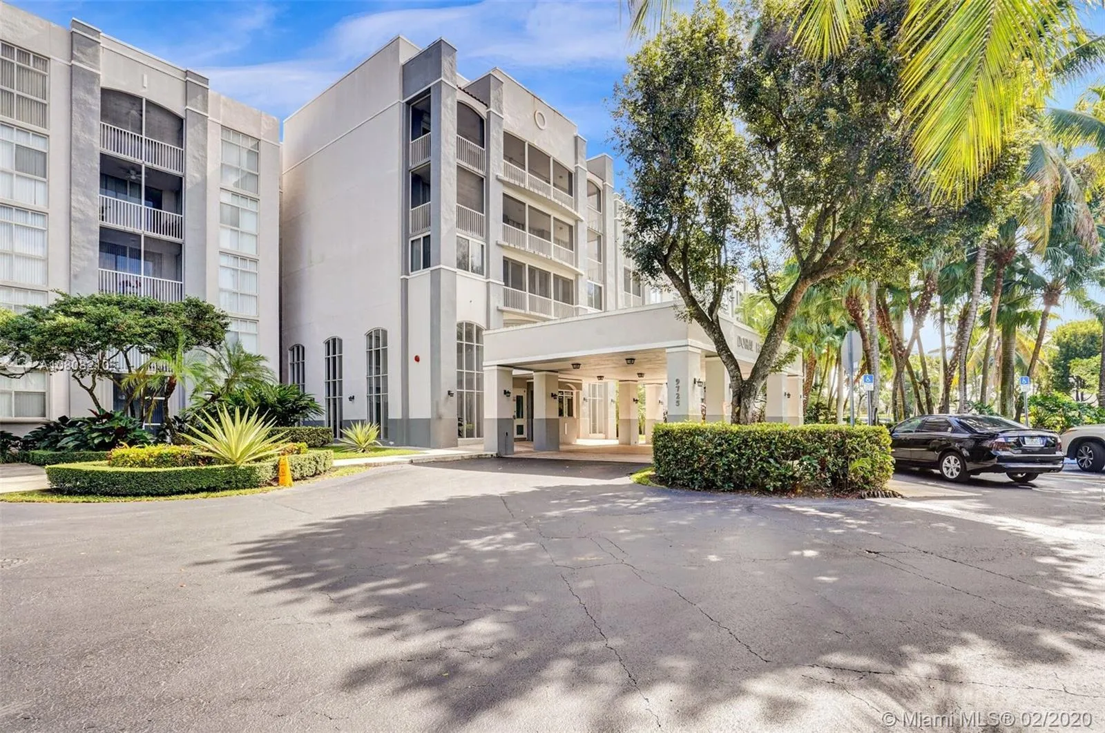 3 bedroom 2 bath for sale at 9725 NW 52nd St # 522, Doral FL 33178