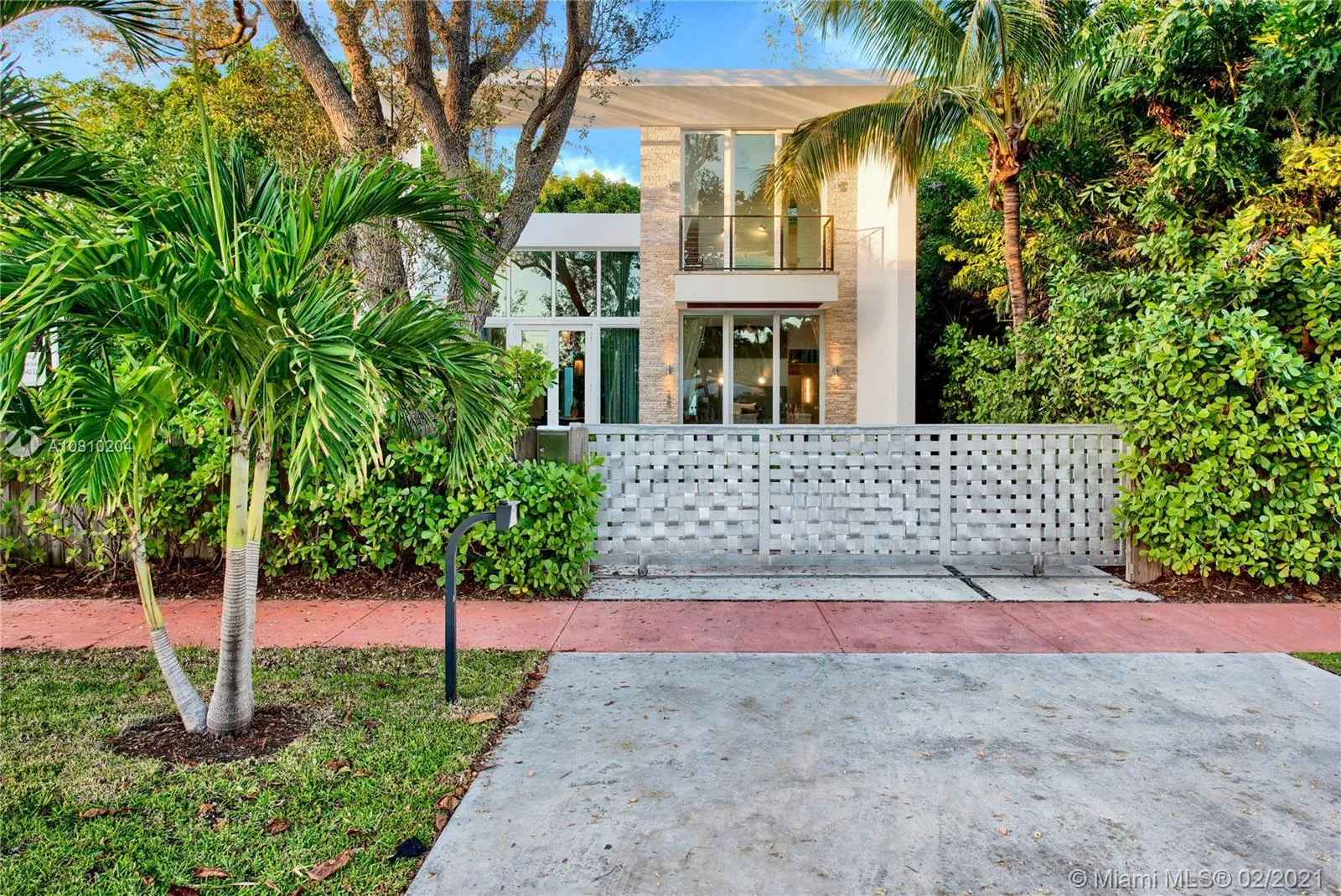 335 W 46th St, Miami Beach FL 33140