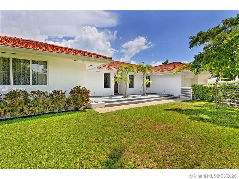 6 bedroom 6 bath for sale at 31 Island Dr, Key Biscayne FL 33149