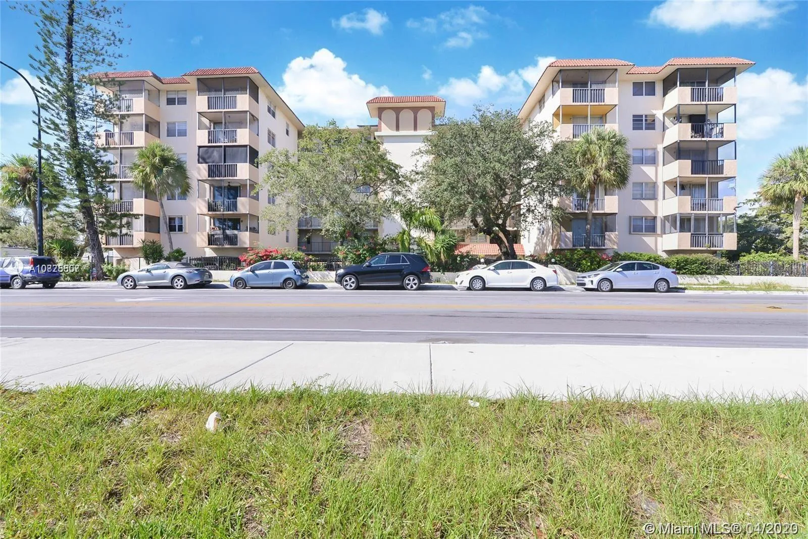 1 bedroom 1 bath for sale at 12590 NE 16th Ave # 602, North Miami FL 33161