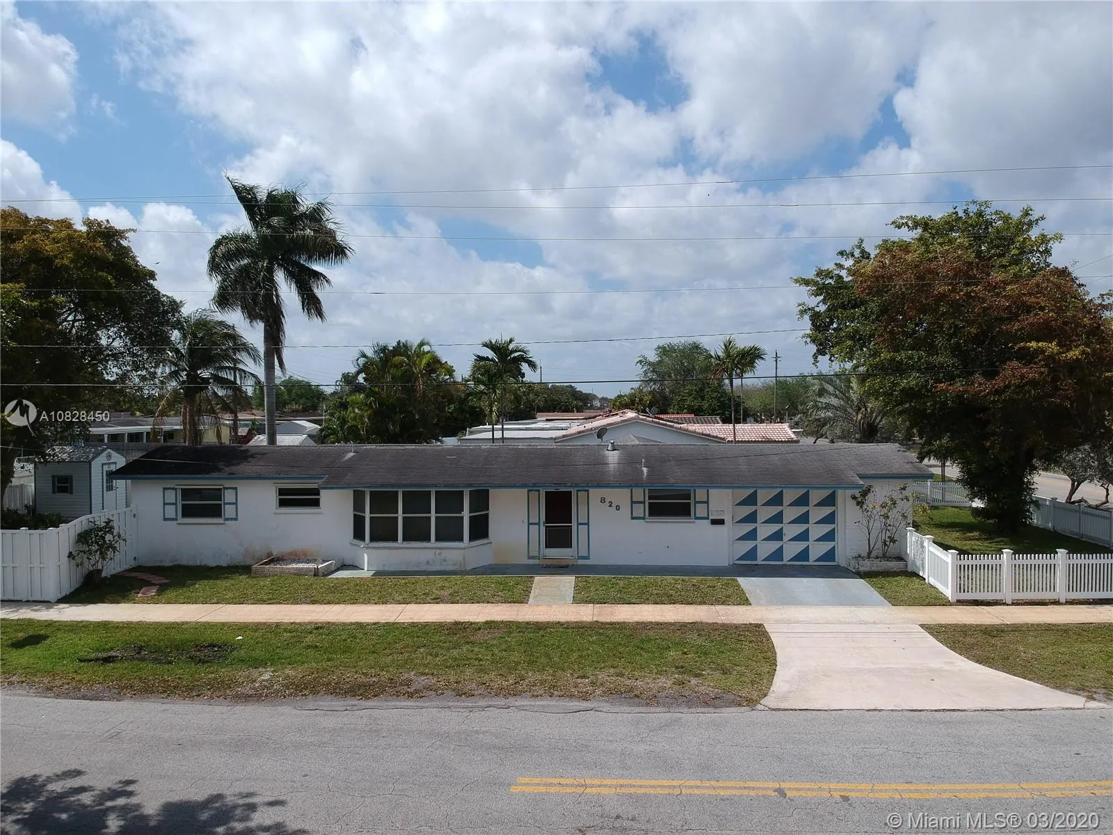 820 W Chaminade Dr, Hollywood FL 33021