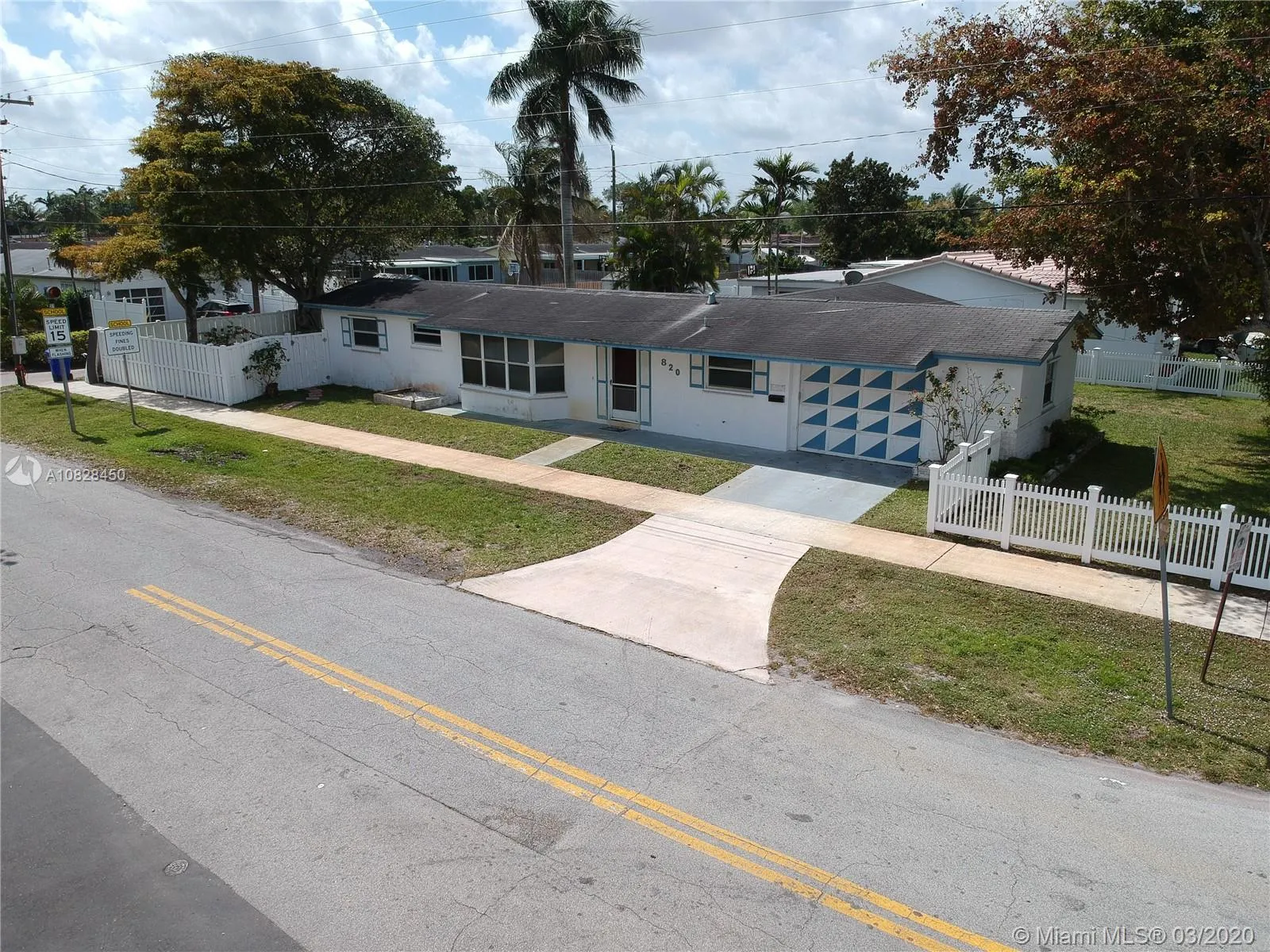 820 W Chaminade Dr, Hollywood FL 33021