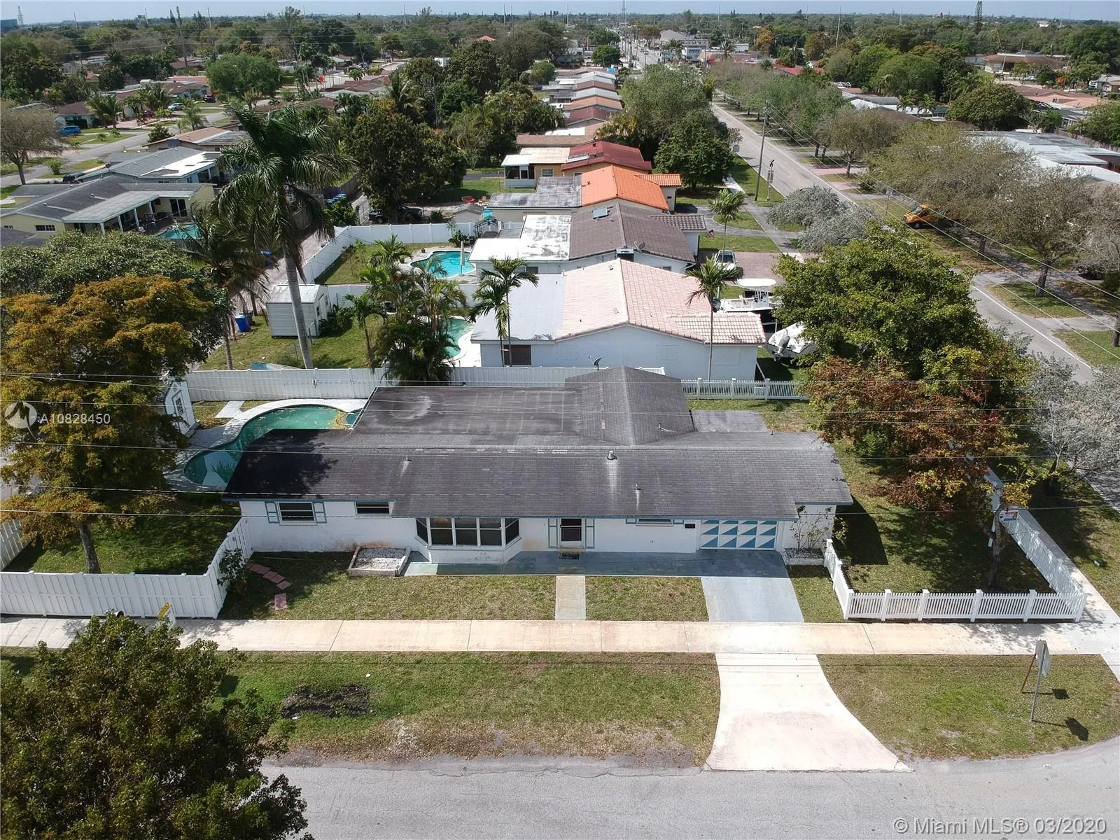 820 W Chaminade Dr, Hollywood FL 33021