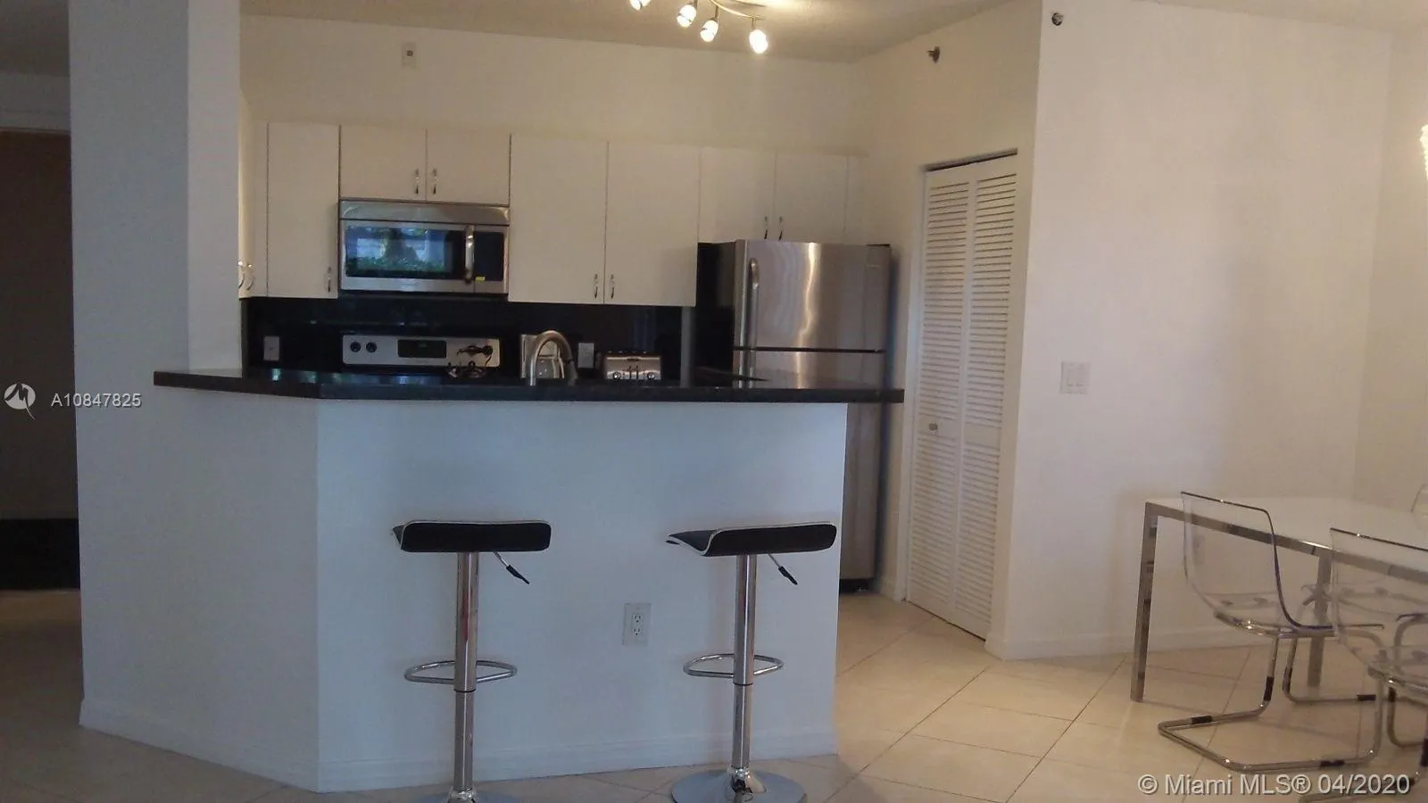 1 bedroom 1 bath for sale at 19501 E Country Club Dr # 104, Aventura FL 33180