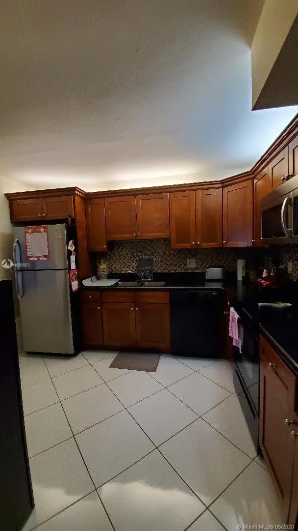 327 Lakeview Dr # 103, Weston FL 33326