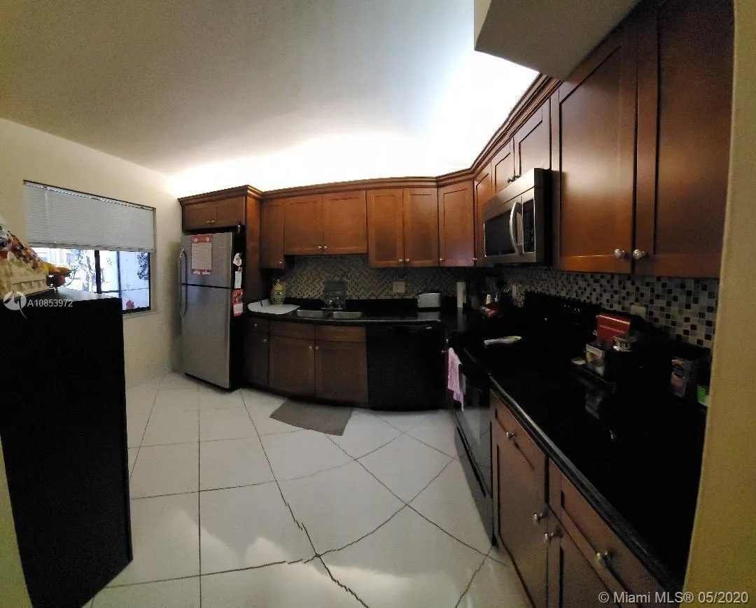 327 Lakeview Dr # 103, Weston FL 33326
