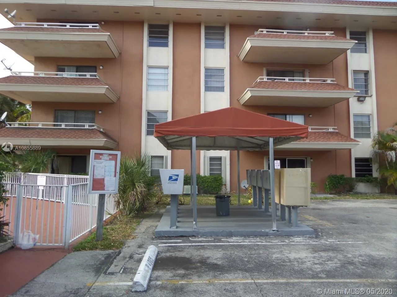 1 bedroom 1 bath for sale at 17530 NW 68th Ave # C4002, Hialeah FL 33015