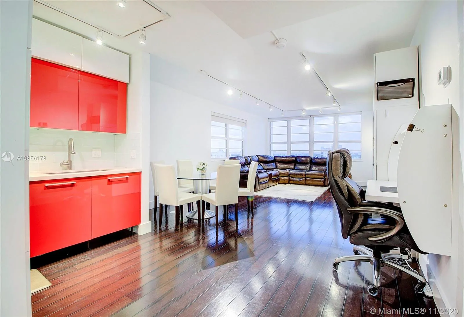 2 bedroom 2 bath for sale at 100 Lincoln Rd # 1514, Miami Beach FL 33139