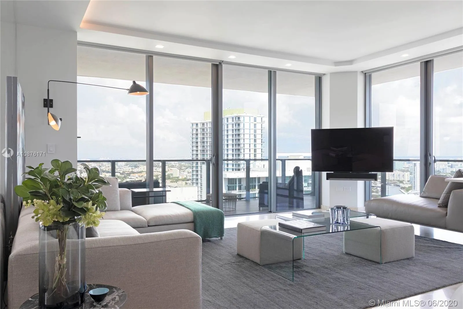 3 bedroom 3 bath for sale at 88 SW 7th St # 3212, Miami FL 33130