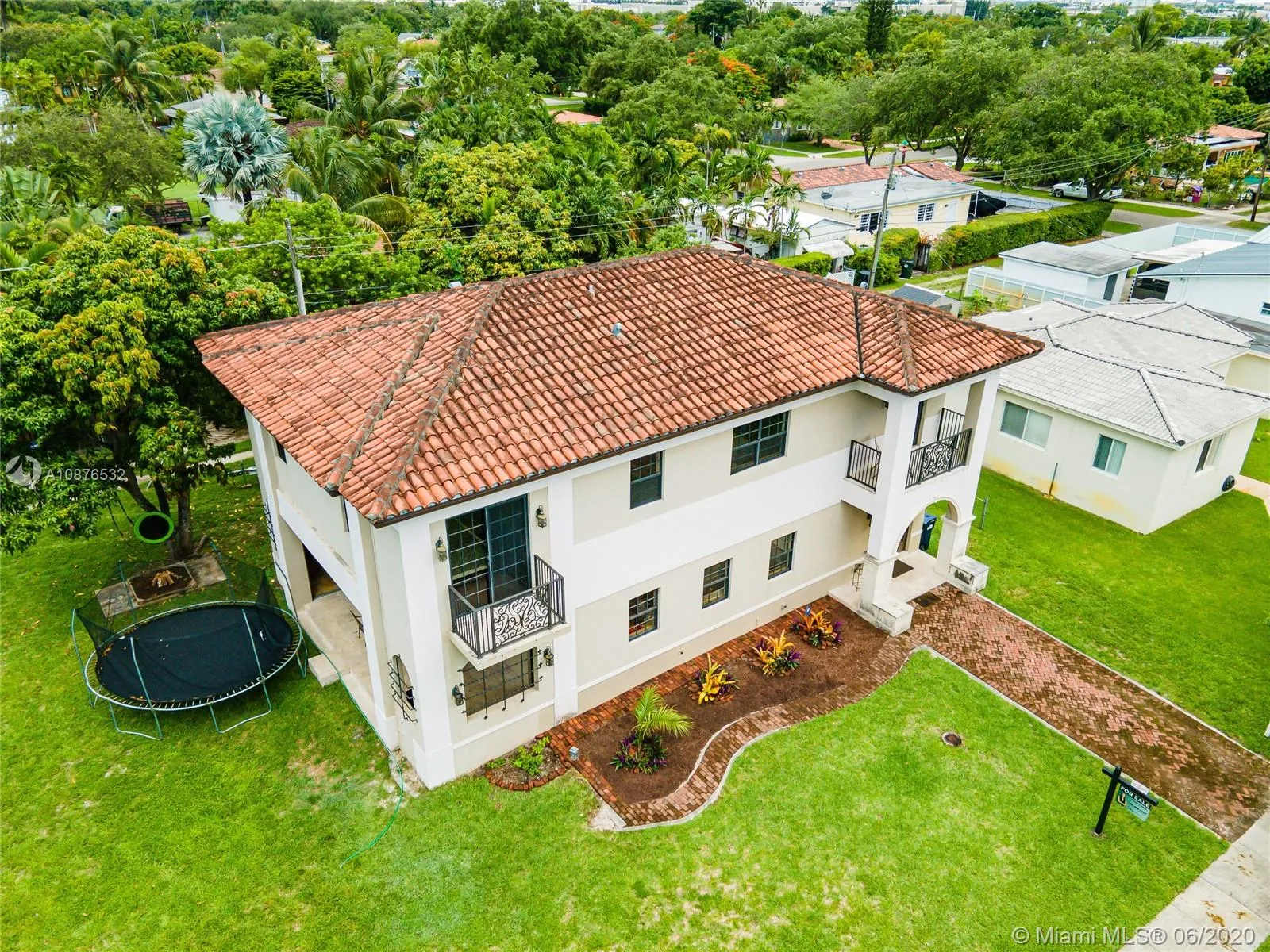 2 Hough Dr, Miami Springs FL 33166