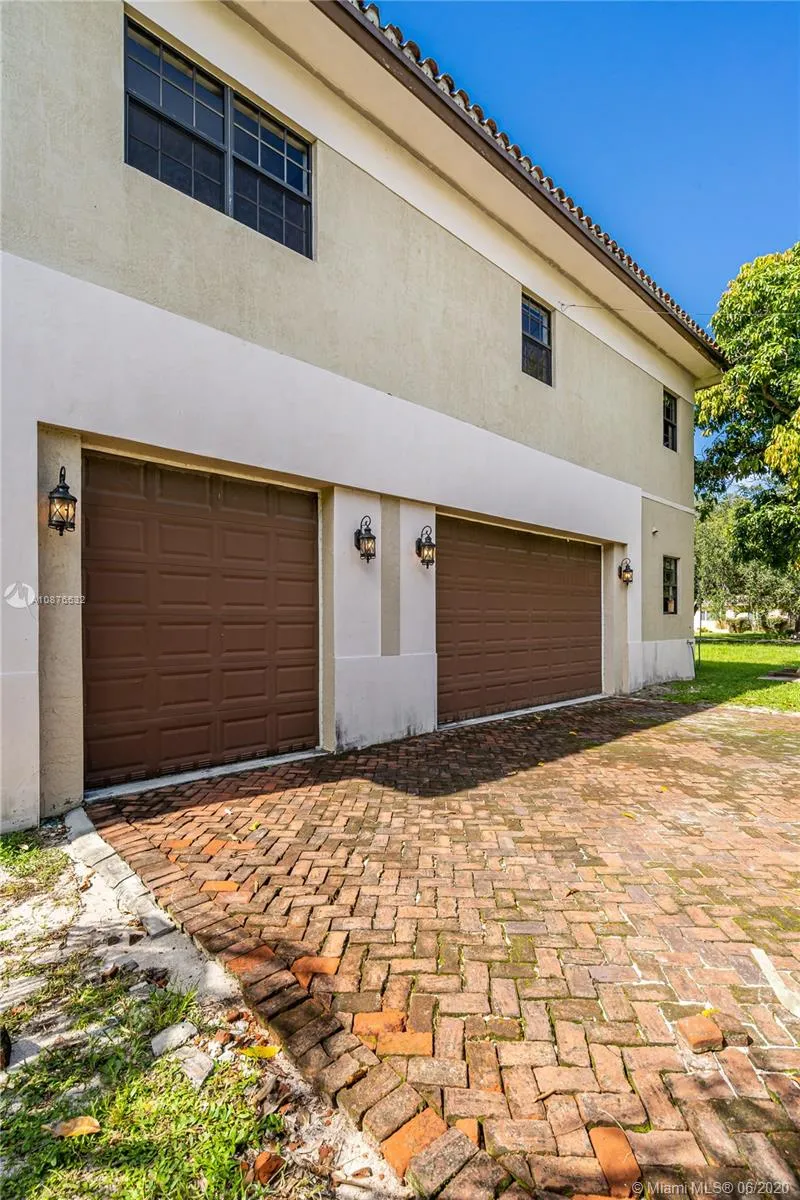 2 Hough Dr, Miami Springs FL 33166