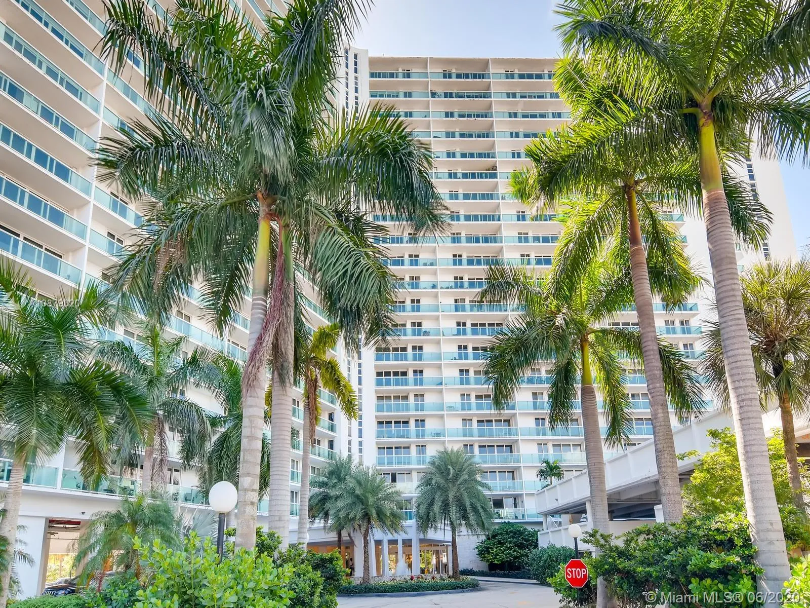 2 bedroom 2 bath for rent at 100 Bayview Dr # 401, Sunny Isles Beach FL 33160