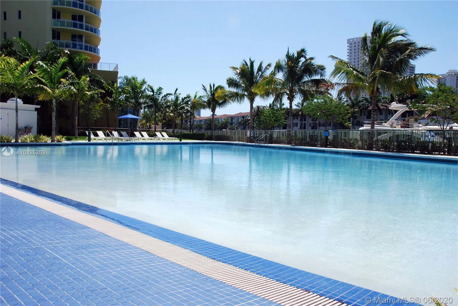 2 bedroom 3 bath for sale at 2950 NE 188th St # 143, Aventura FL 33180