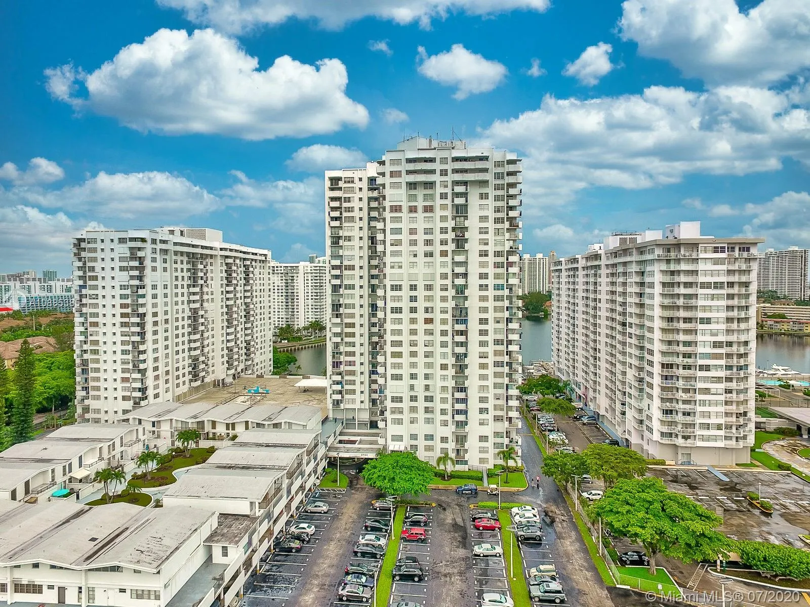 1 bedroom 1 bath for sale at 2750 NE 183rd St # 1107, Aventura FL 33160