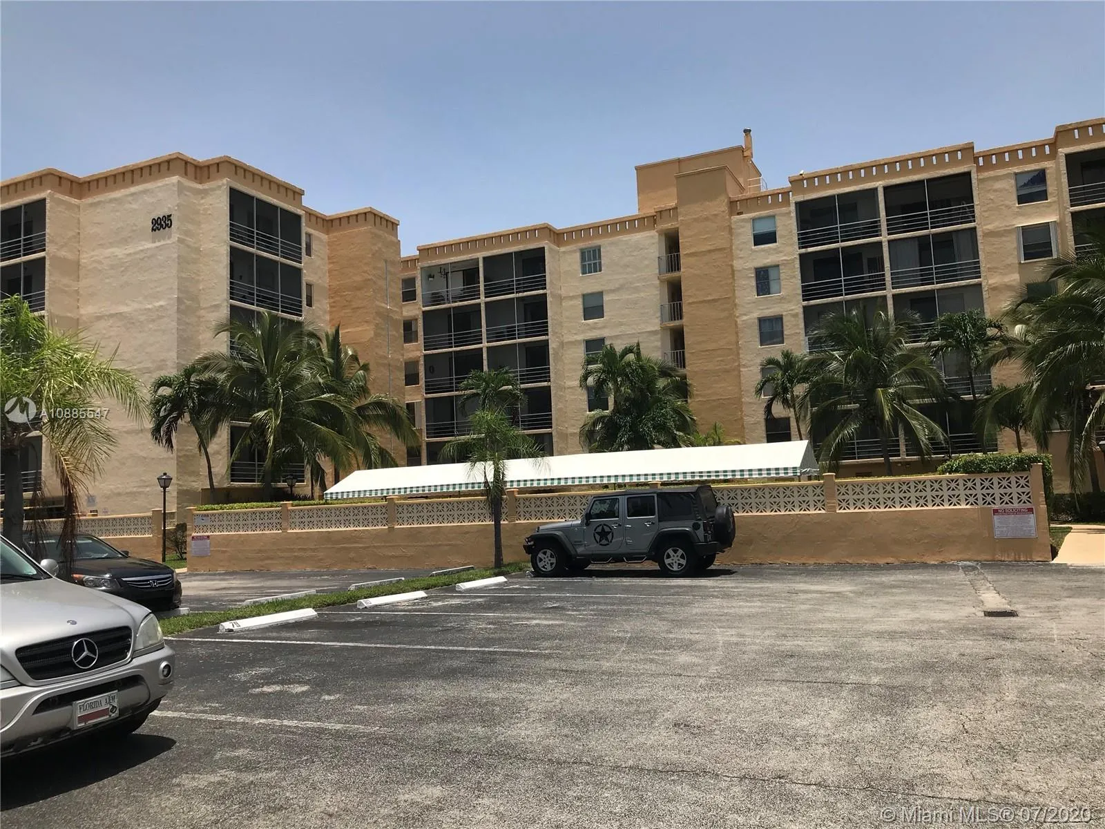 1 bedroom 1 bath for sale at 2935 NE 163rd St # 3F, North Miami Beach FL 33160